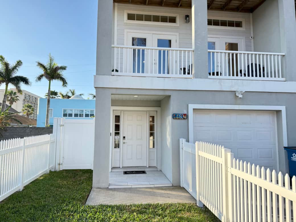 Front entrance of 119 East Ling Unit B Front entrance of 119 East Ling Unit B
