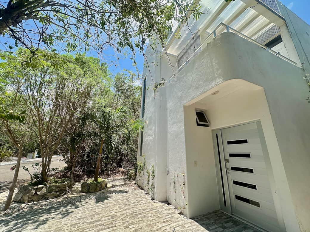 Beautiful two-story home with patio with grill at 10 minutes from the beach