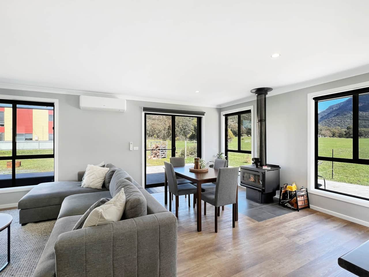 Cozy open-plan living: log fire, split system. Comfort and functionality!