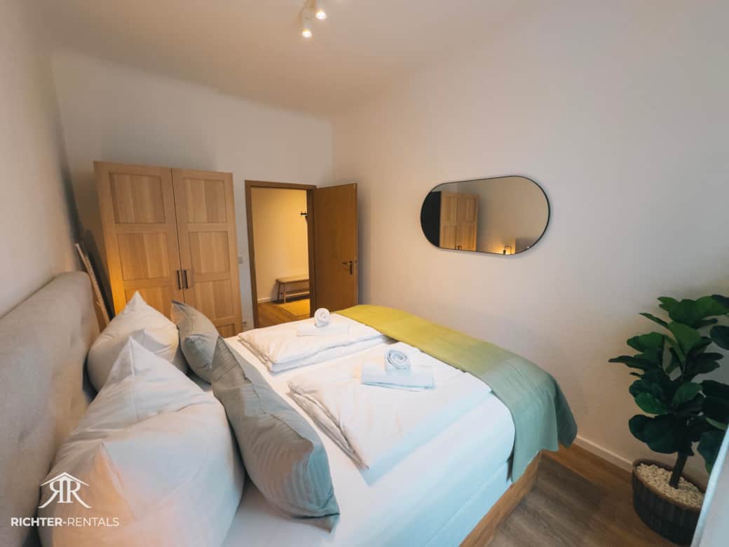 Modernes Schlafzimmer mit Schrank 