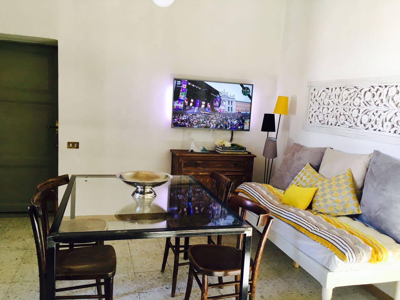 Salotto con TV e tavolo da pranzo