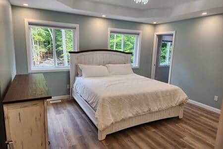 Maple Suite - Master bed room in a loft overlooking the lake Maple Suite - Master bed room in a loft overlooking the lake
