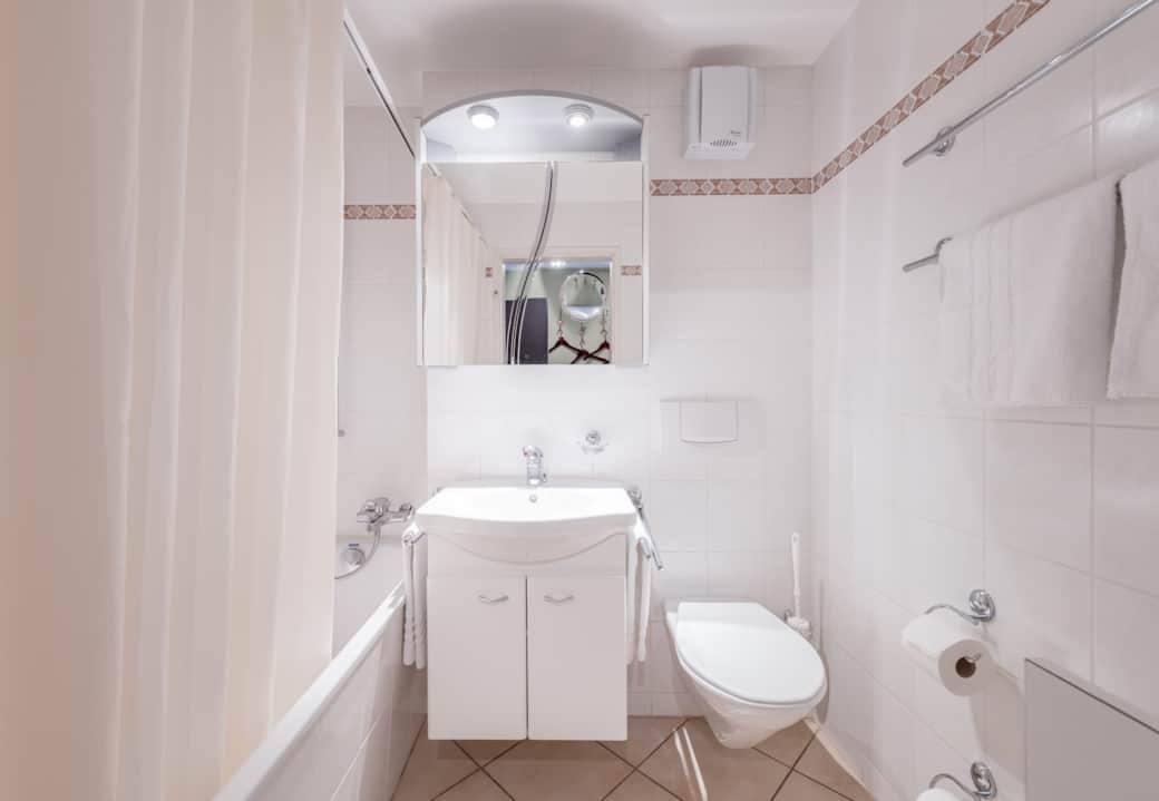 Badezimmer mit Badewanne Badezimmer mit Badewanne