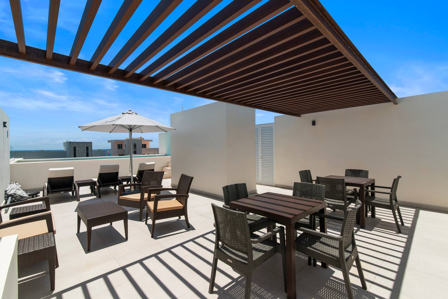 Séptimo cielo: Sumérjase en la dicha en nuestras siete piscinas en la azotea, cada una ofreciendo impresionantes vistas al mar Caribe. Relájese con estilo en cómodas sillas, mesas y sombrillas, una combinación perfecta de relajación y belleza costera.