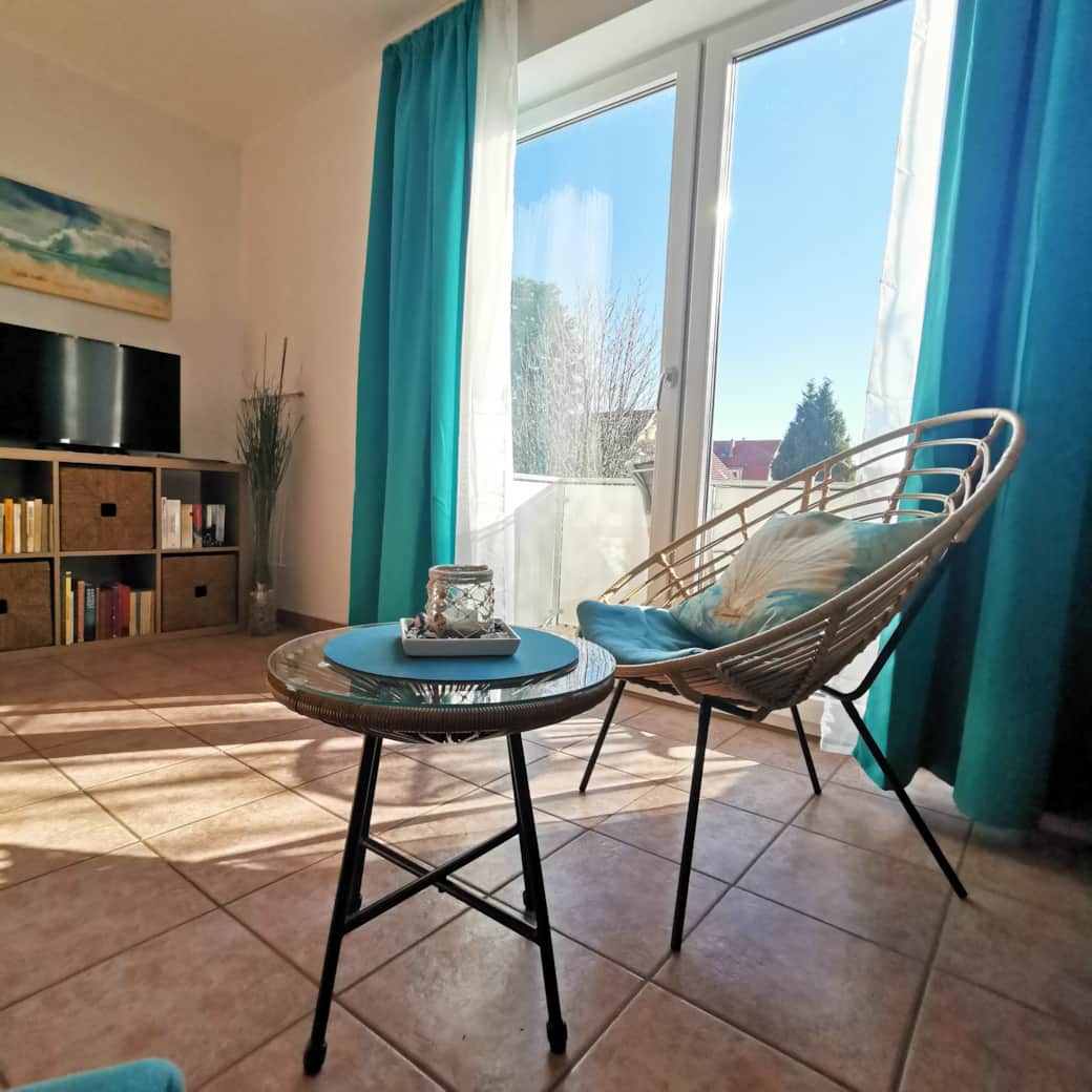 Im Wohnzimmer gibt es neben dem Fernseher eine Auswahl an Büchern für Groß und Klein und Spiele Im Wohnzimmer gibt es neben dem Fernseher eine Auswahl an Büchern für Groß und Klein und Spiele