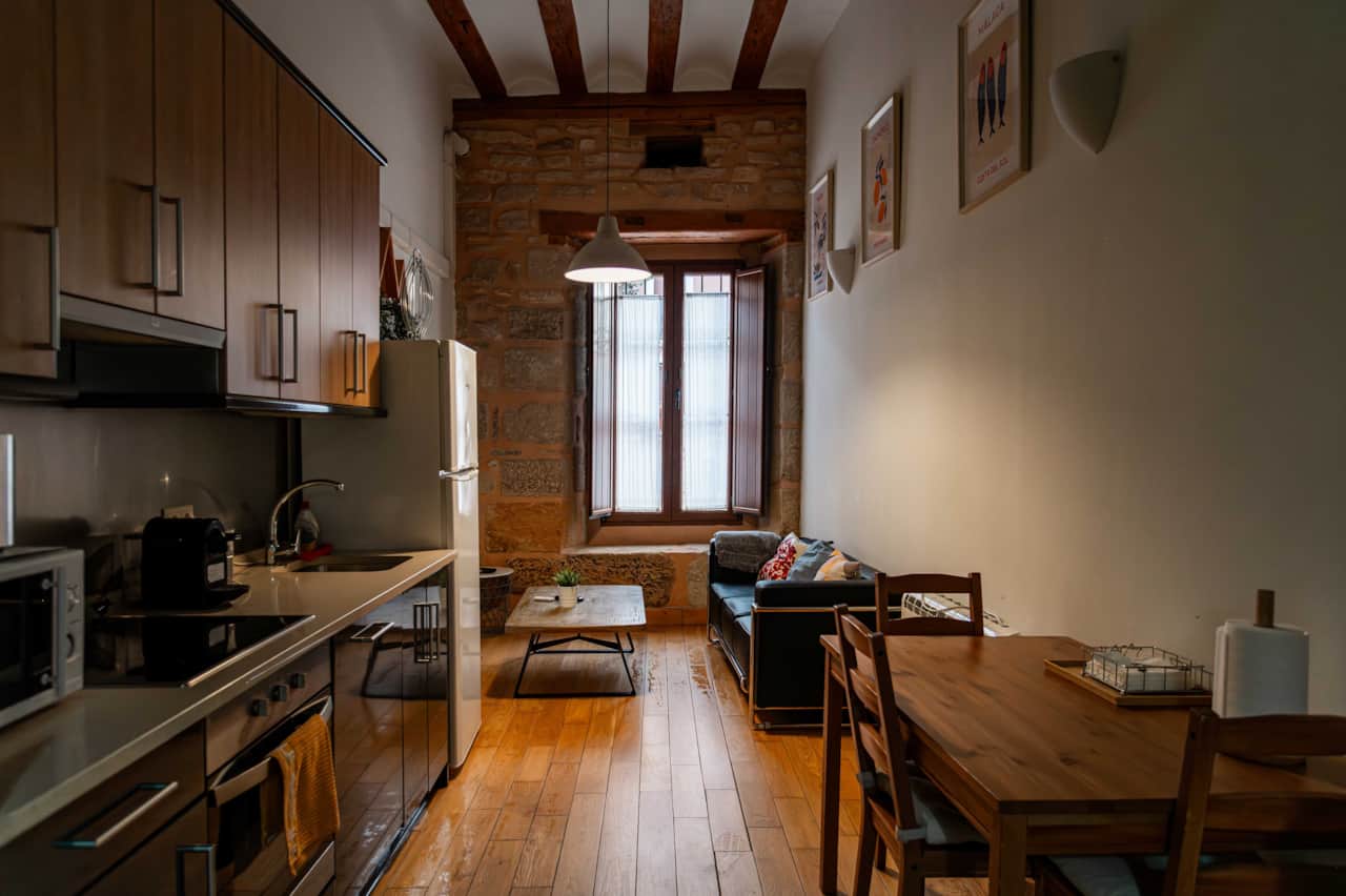 Cocina, salón y ventana a la plaza