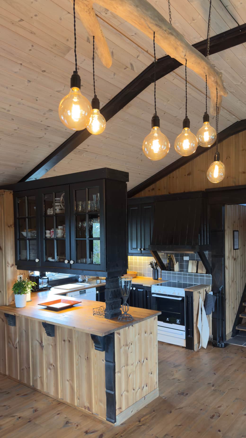 Massevis av skapplass på kjøkkenet Massevis av skapplass på kjøkkenet