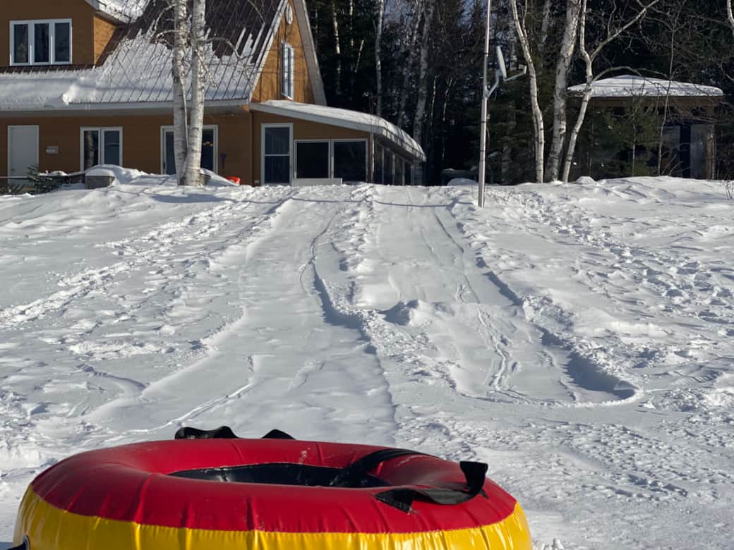 Glissade sur tube hiver