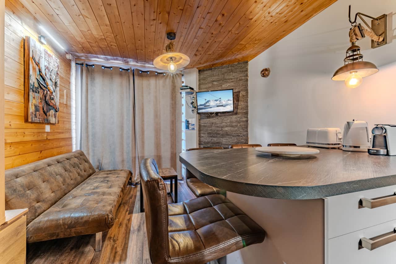 Salon avec canapé et bar pour les repas — Cosy, Val Thorens