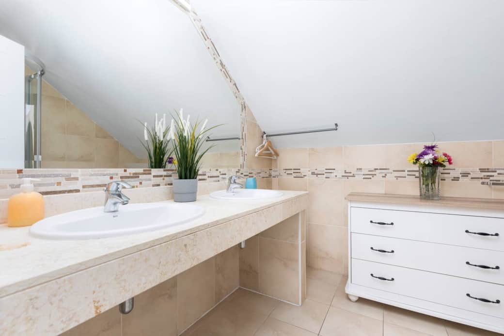 Top floor ensuite Top floor ensuite