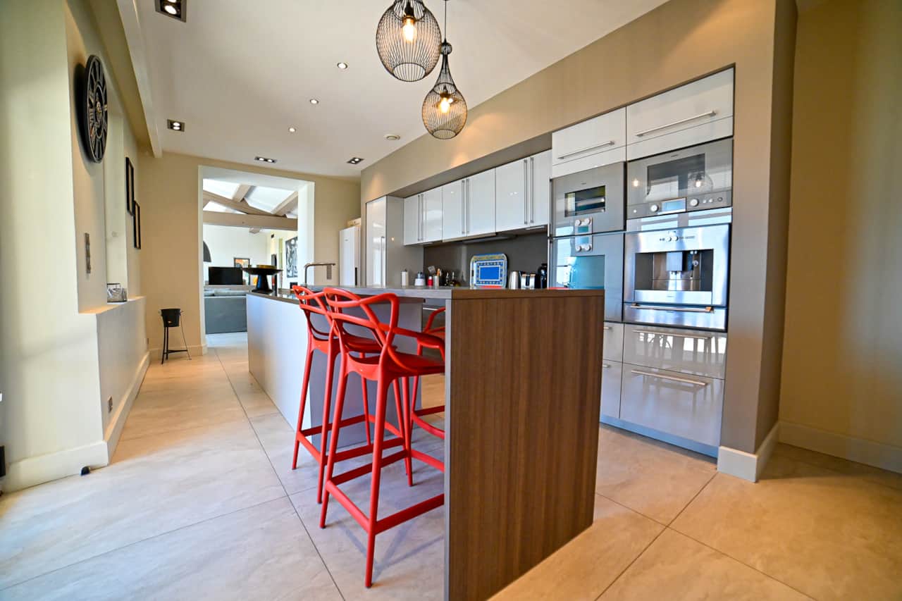 Equipped Mas kitchen and sociable breakfast bar