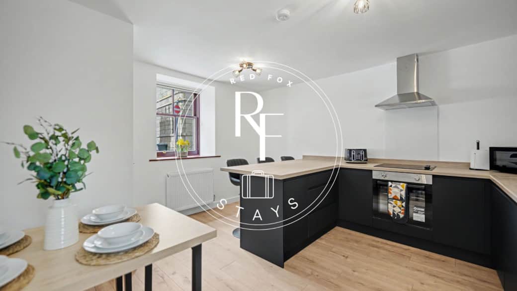 5 Fully Equipped Kitchen - with Microwave, oven, dishwasher, washing machine, fridge freezer, and ov