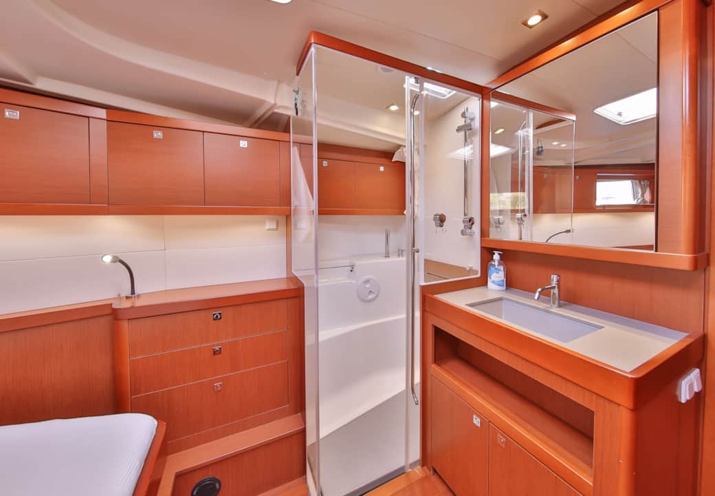 beneteau-oceanis-48-ensuite-shower