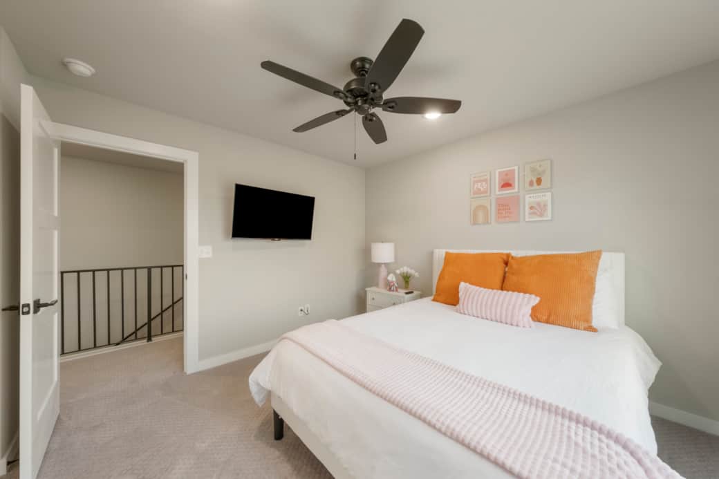 Second bedroom- Upstairs- Queen bed- Roku TV- Ceiling fan Second bedroom- Upstairs- Queen bed- Roku TV- Ceiling fan