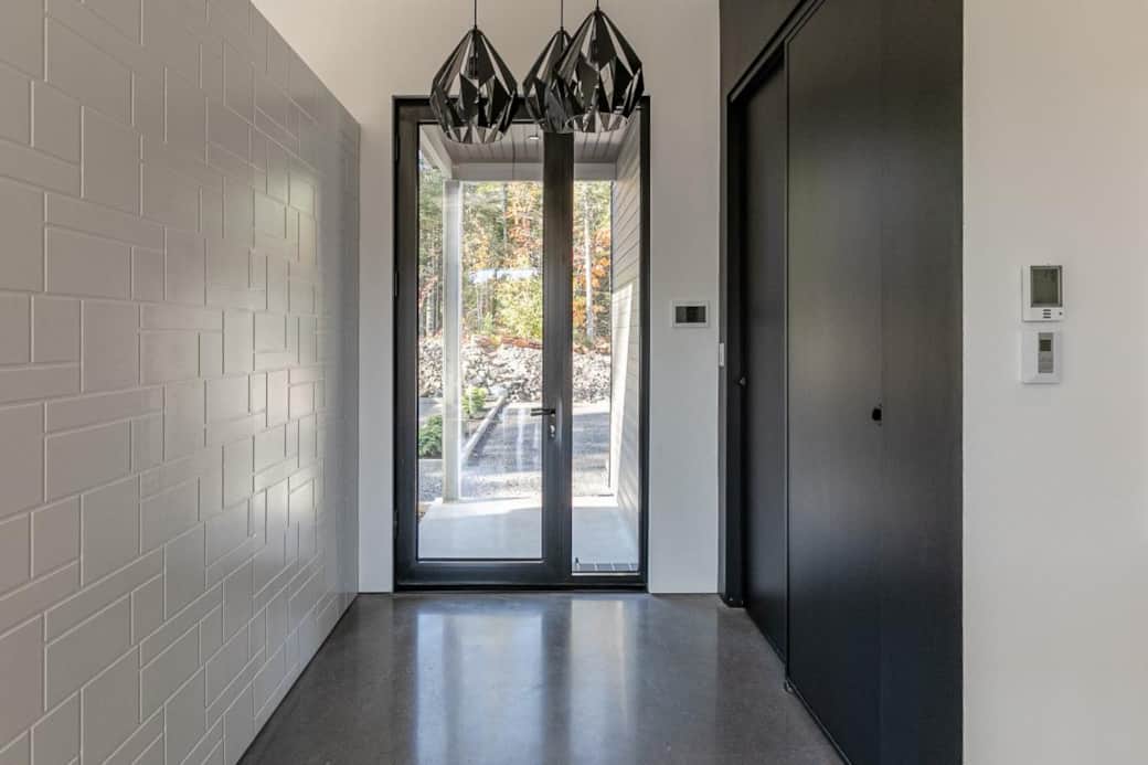 Large entrance Ground floor