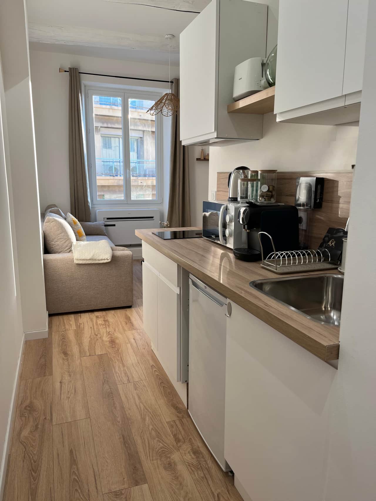 equipped kitchen, microwave, coffee machine, kettle, cooking hobs, living room