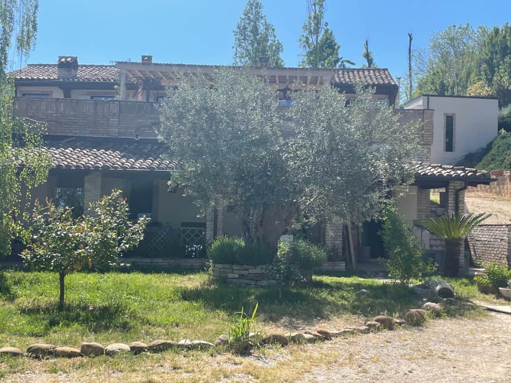 Vista del casale immerso nella natura