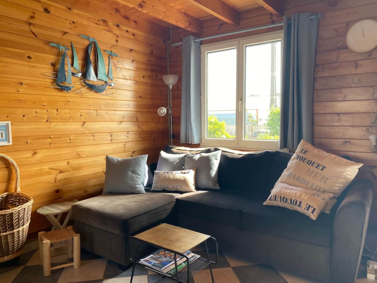 Salon avec poêle à bois