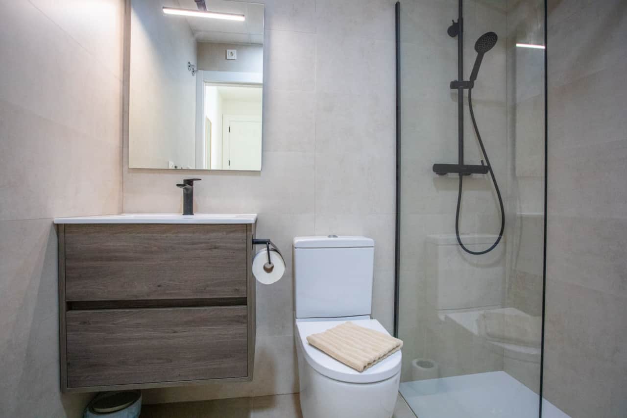 En suite bathroom 1