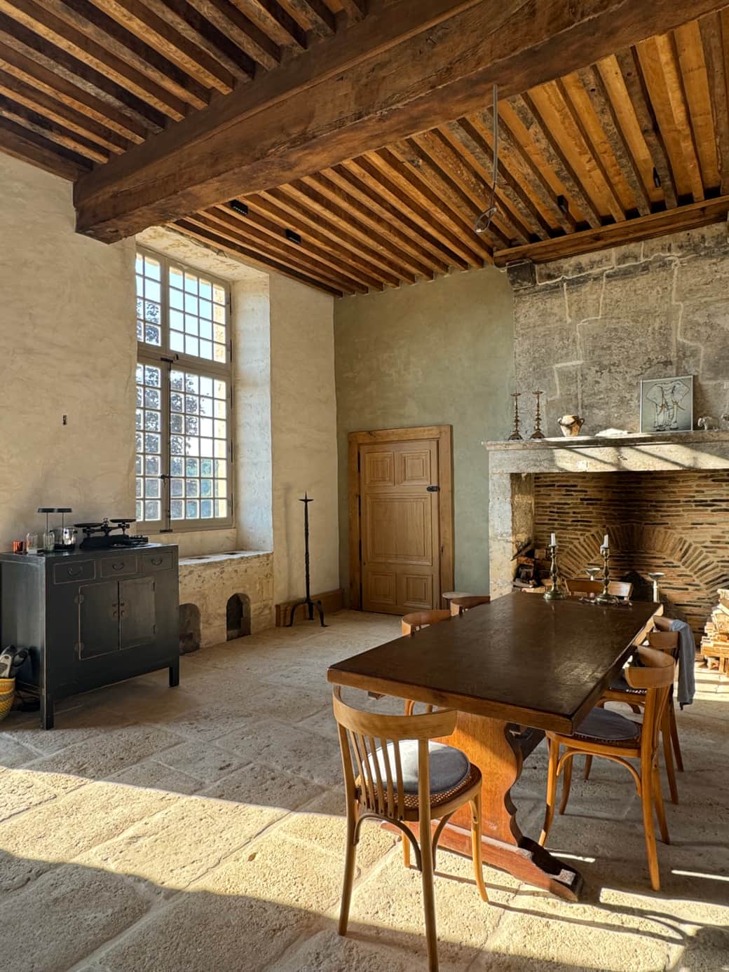 Salle centrale with kitchen