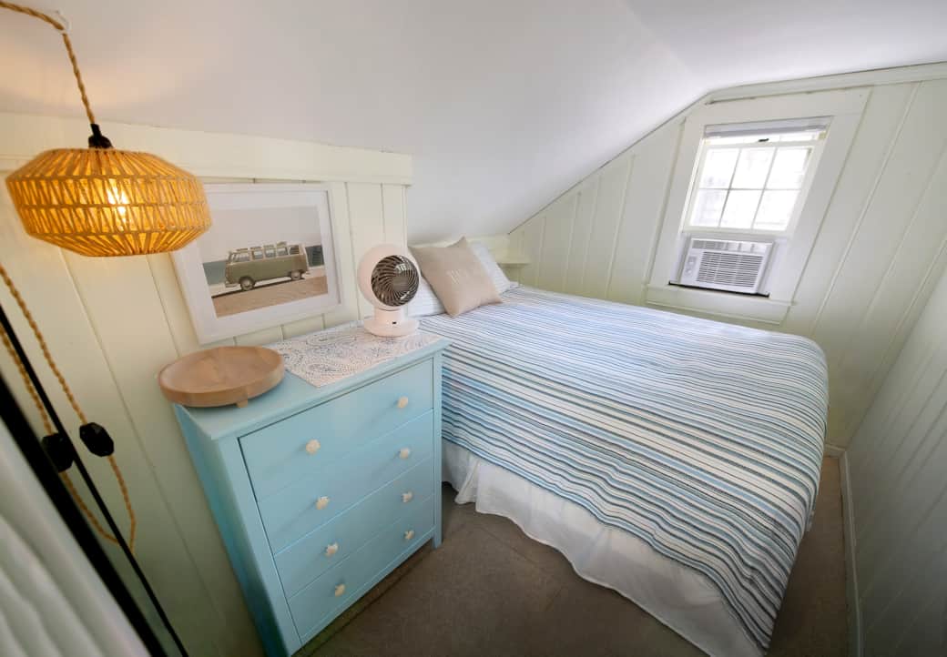 Bedroom for 2 adults or kids.