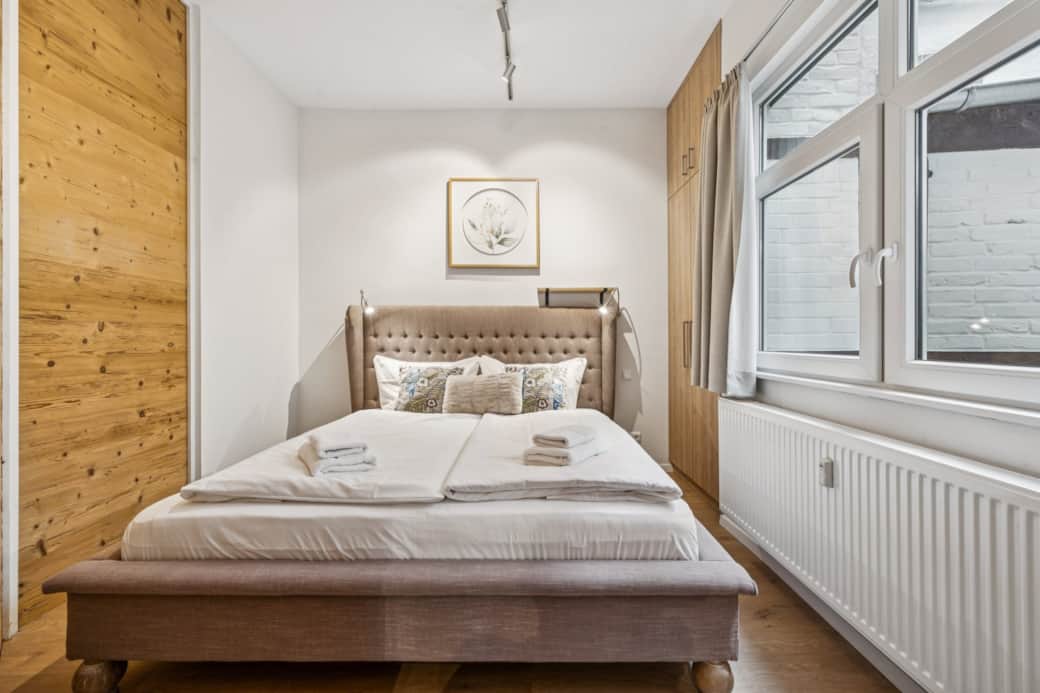 Boxspringbett für erholsamen Schlaf – ruhige Lage & gedämpftes Licht.