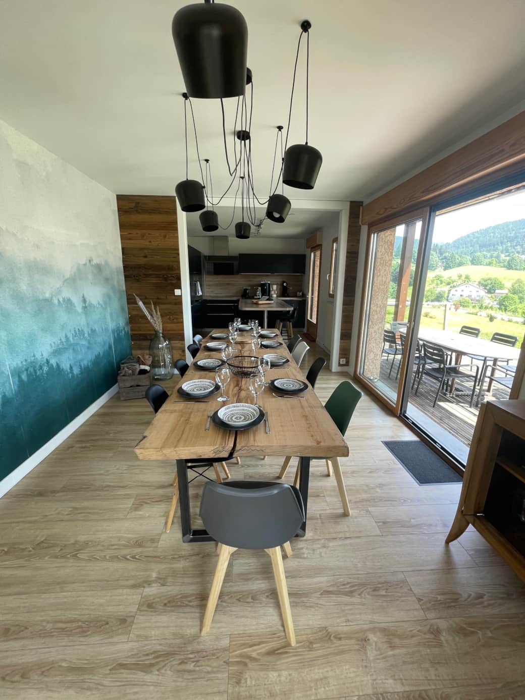 Salle à manger avec accès direct sur terrasse