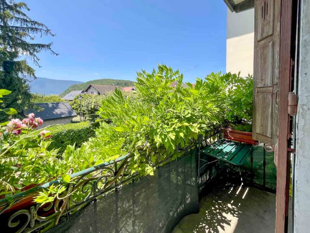 Côté lac : le balcon, sa glycine et sa vue dégagée Côté lac : le balcon, sa glycine et sa vue dégagée