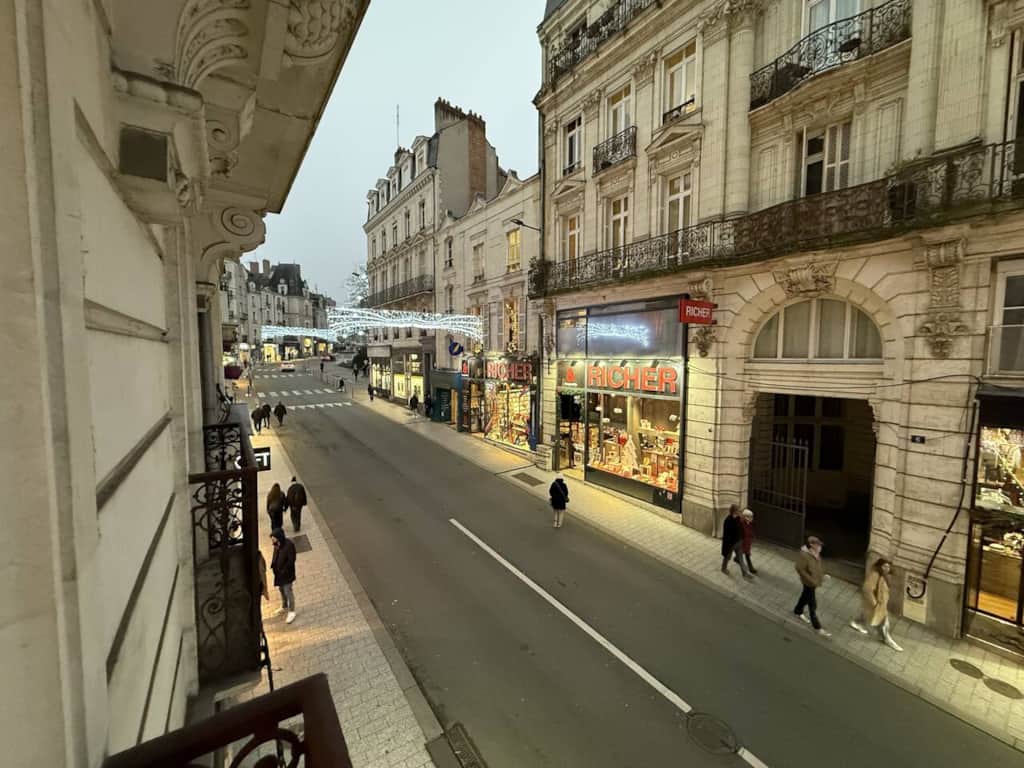 Charme & Confort – Vue sur la rue 2