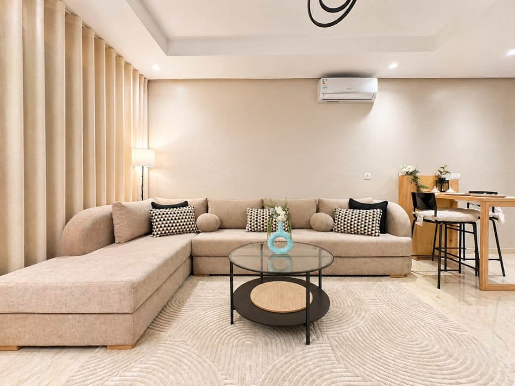 Spacious seating area with stylish décor and natural light for a comfortable stay.