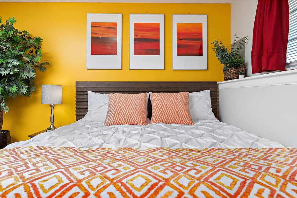 Bedroom #3 - King size bed (downstairs) Bedroom #3 - King size bed (downstairs)