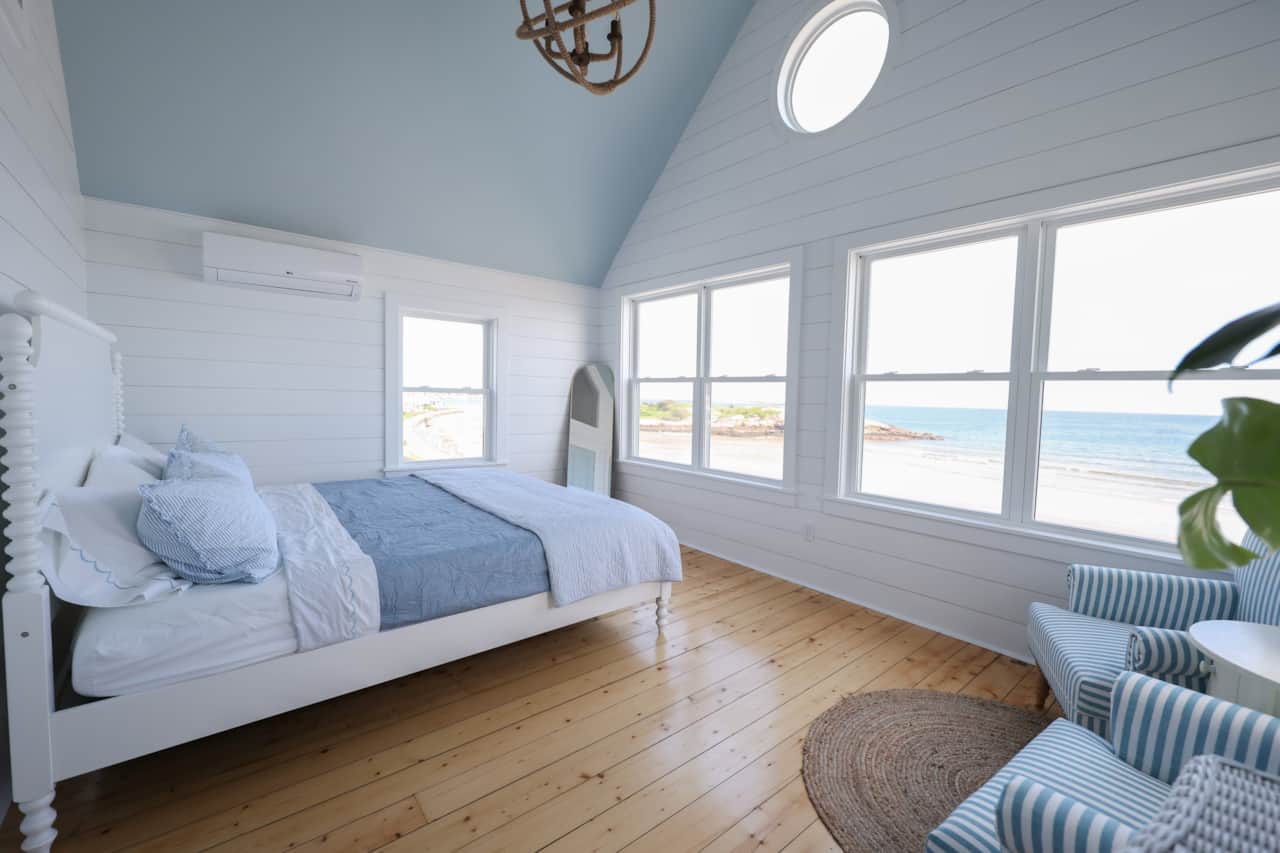 Master bedroom (king bed)