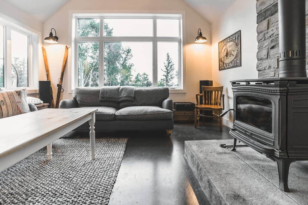 Salon avec foyer au bois