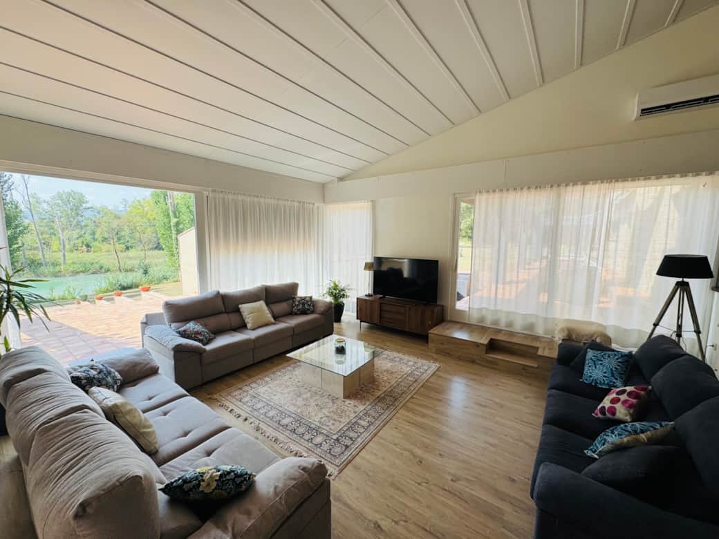 Living room with views to the lake - Can Guixera