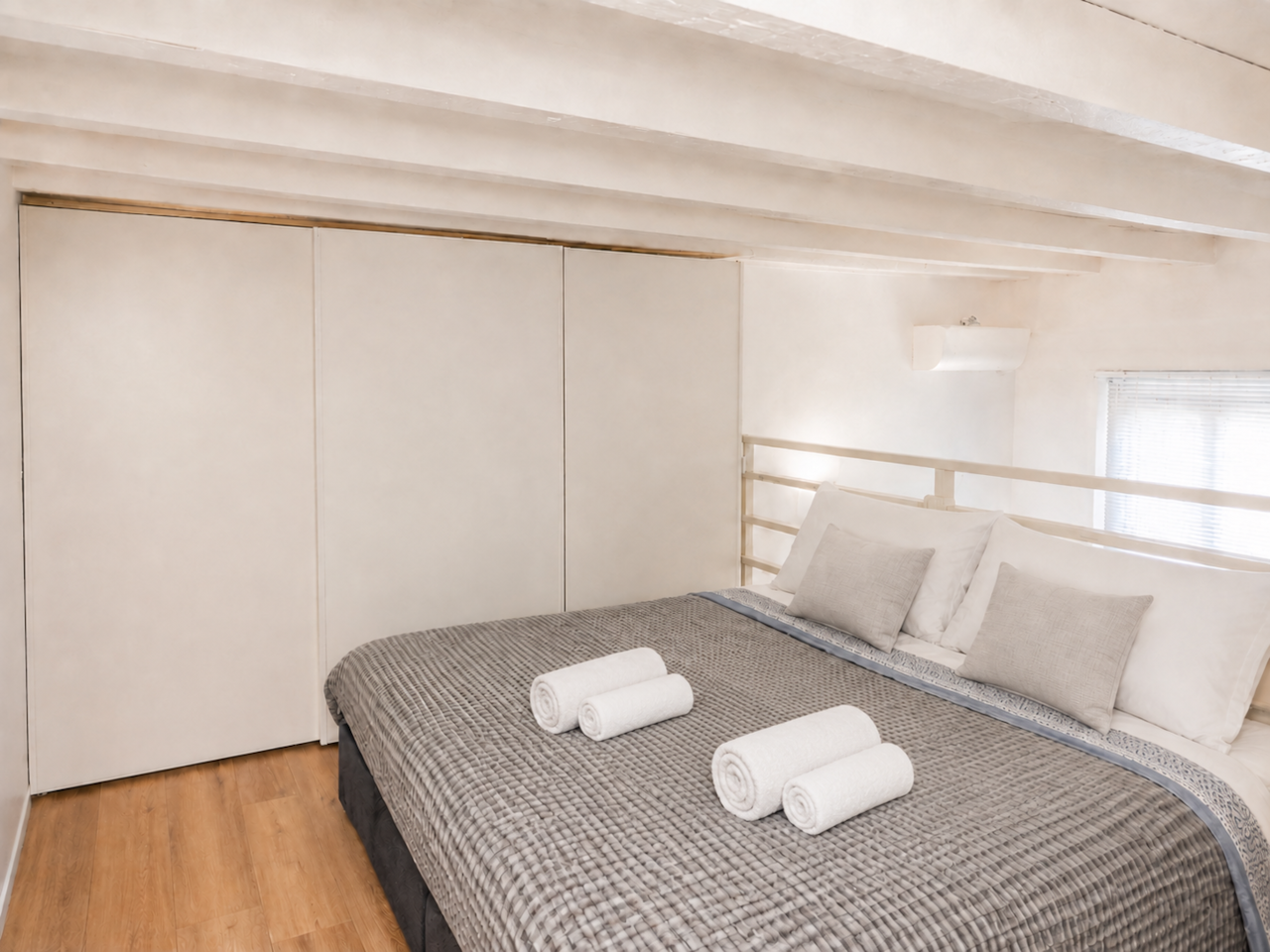 12 - Camera da letto soppalcata