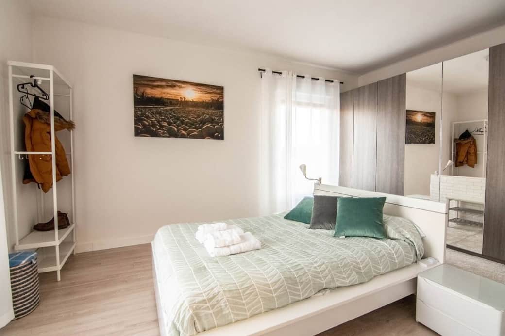 Habitación principal extra grande con cama central de matrimonio. Muy luminosa con dos ventanas enormes. Habitación principal extra grande con cama central de matrimonio. Muy luminosa con dos ventanas enormes.