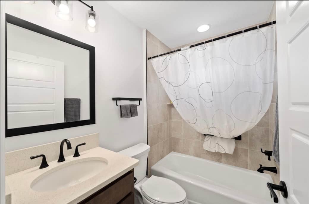 Main bathroom withe tub/shower