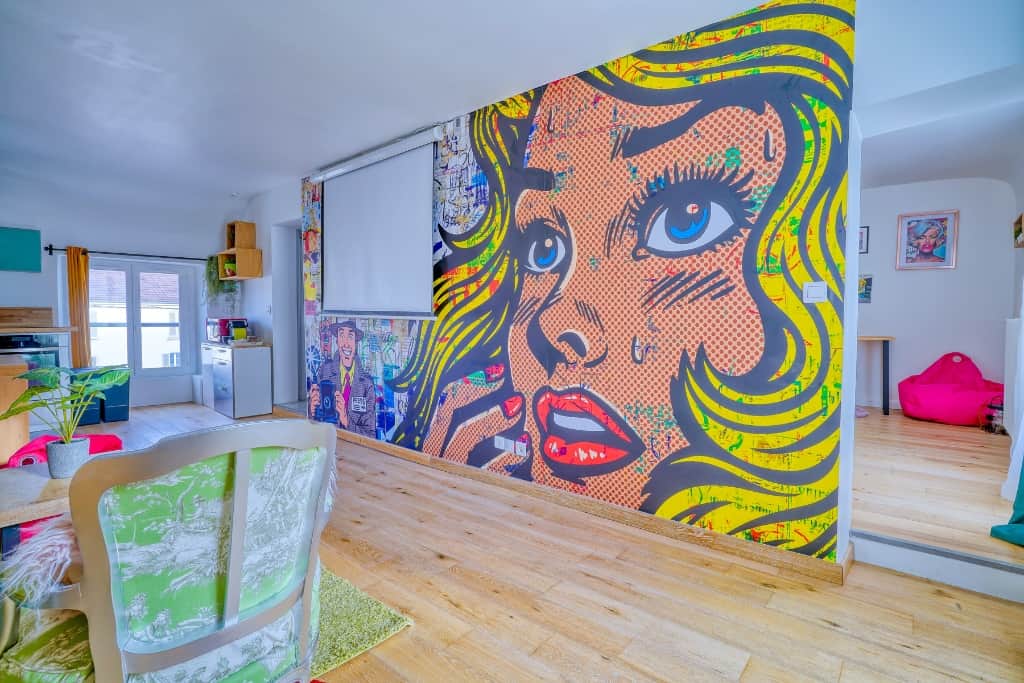 Et si votre séjour avait lui aussi un petit goût de spectacle ?  Entre fresque Pop Art XXL et grand écran de cinéma, ici, le décor ne passe pas inaperçu… et vos soirées non plus !