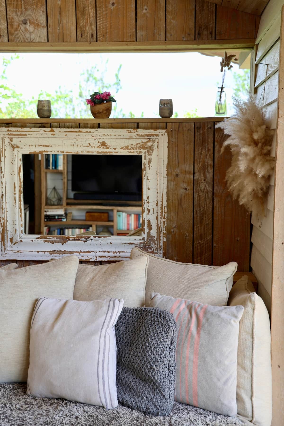 Lounge, sofa and cushions