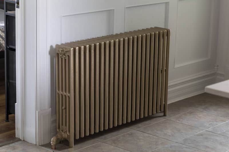 Radiateur vintage restauré, ajoutant charme et chaleur à l’ambiance classique de la maison.