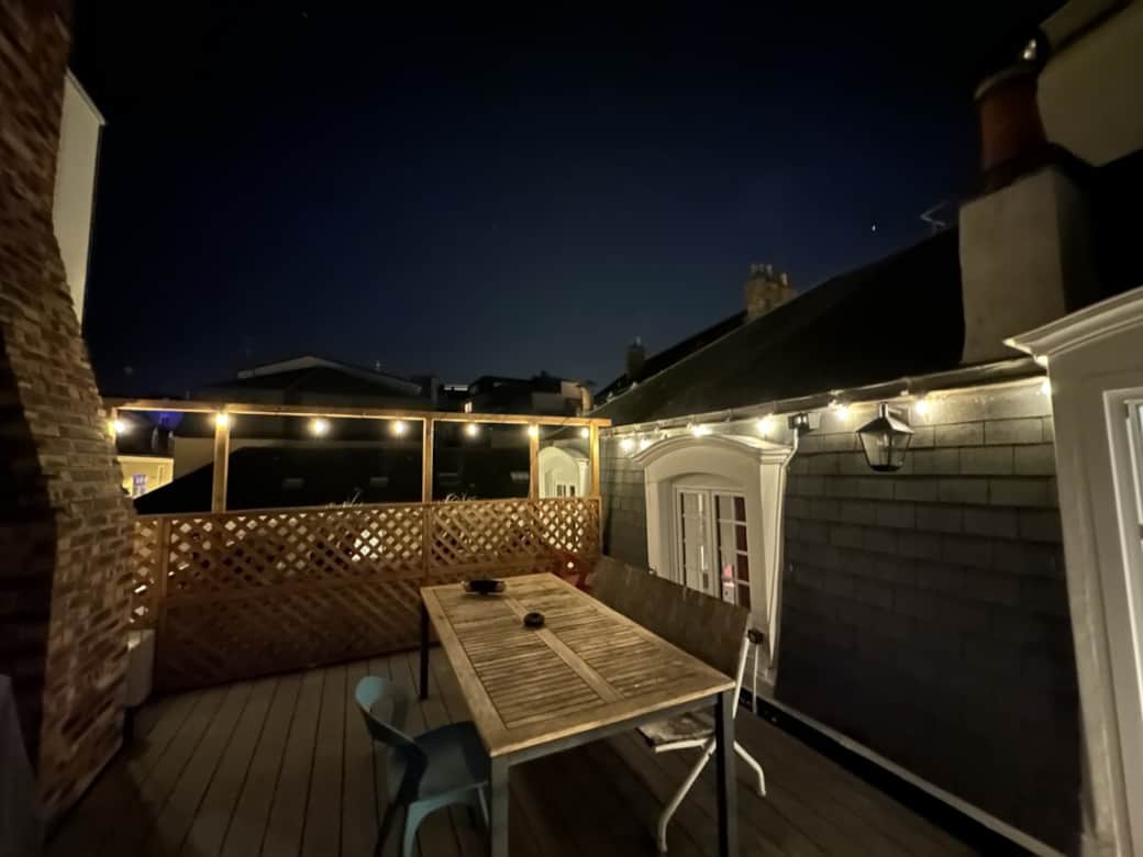 Terrace avec barbecue et couchers de soleil sur les toits