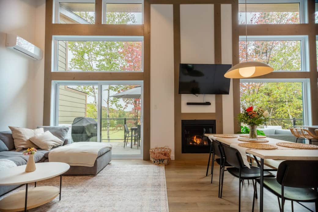Condo moderne et lumineux au cœur du Domaine Escapad, avec vue directe sur le golf