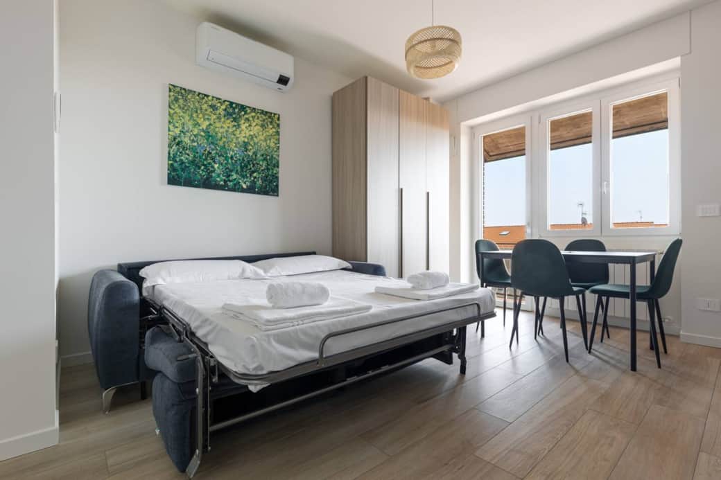 Divano letto spazioso con materasso confortevole
