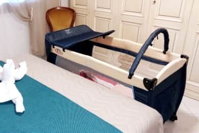 culla disponibile per bambini  0-2/3 anni gratis,
disponibile anche seggiolone, sempre gratis a richiesta.
