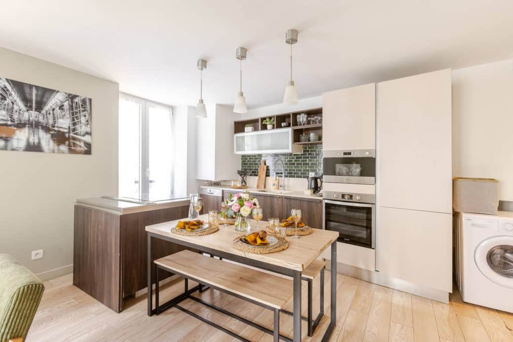 Cuisine moderne entièrement équipée avec coin repas élégant pour vos moments de partage. Cuisine moderne entièrement équipée avec coin repas élégant pour vos moments de partage.