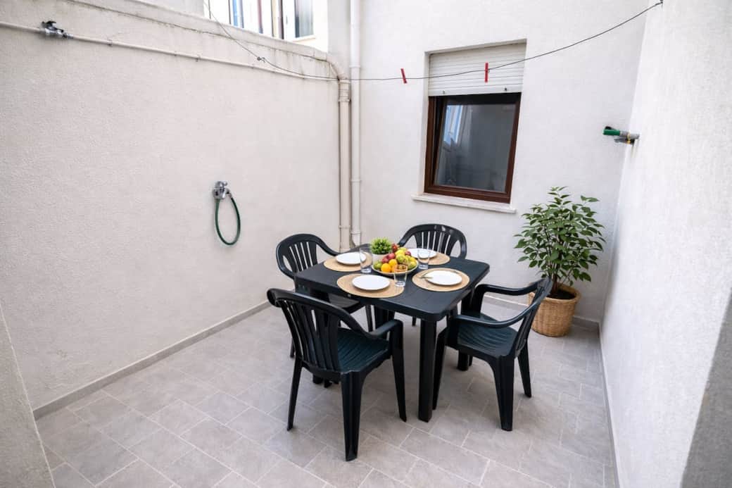 Accogliente spazio esterno privato con tavolo e sedie, ideale per colazioni all’aperto e cene in totale relax dopo una giornata di mare. Accogliente spazio esterno privato con tavolo e sedie, ideale per colazioni all’aperto e cene in totale relax dopo una giornata di mare.