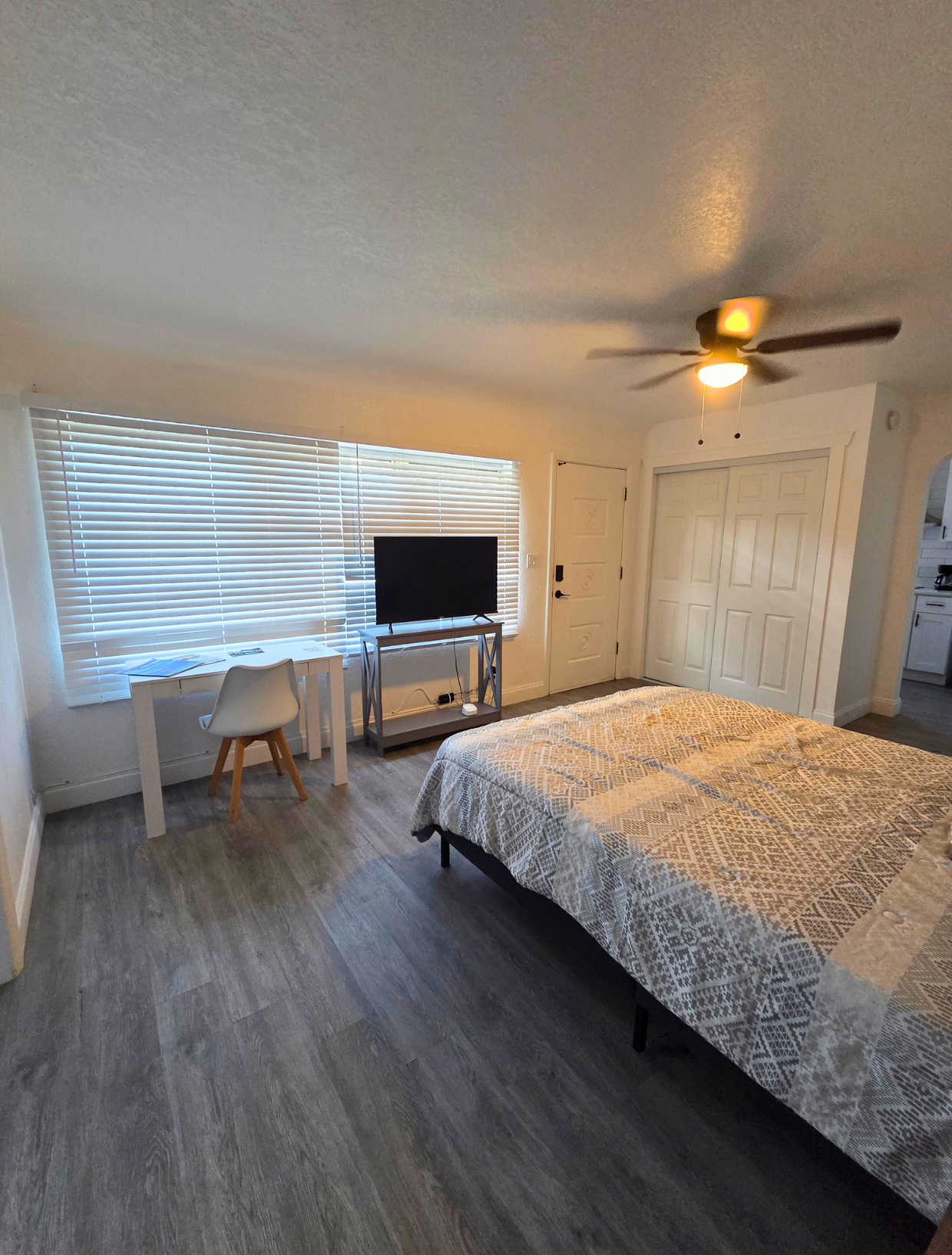 Elegant window blinds and a spacious closet for a comfortable, organized stay. Lakeland, FL