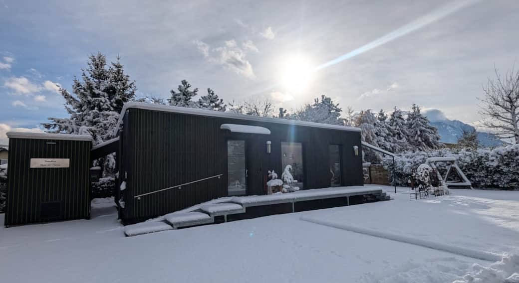 Ferienhaus in einer Winterlandschaft mit Bergblick
