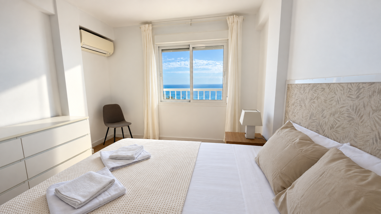 habitación principal con vistas al mar en apartamento reformado en el centro de nerja