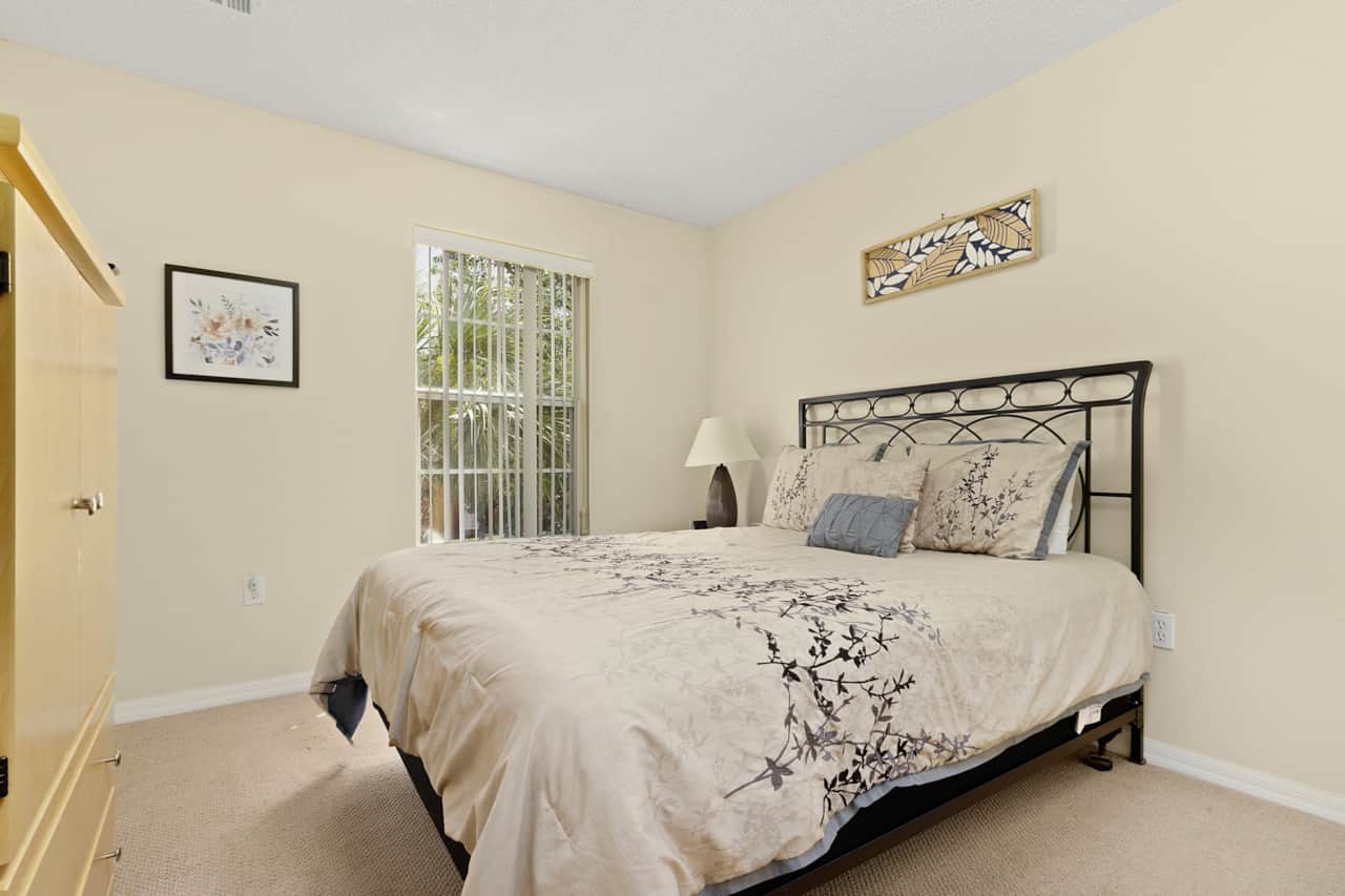 Second Queen room - Disney Cove